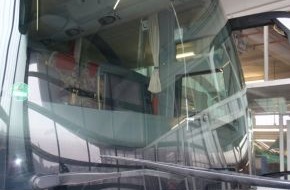 Polizei Düsseldorf: POL-D: Osterzeit - Reisezeit  - Düsseldorfer Polizei kontrolliert gewerblichen Personenverkehr - Reisebus mit gerissener Windschutzscheibe gestoppt - Fotos hängen als Datei an