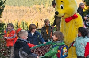 HARIBO GmbH & Co. KG: Rekordverdächtig: 15.000 Sammler werden bei der HARIBO-Kastanienaktion erwartet... / Gewinnerin von "Sommermädchen 2009" - Nina Weis - übergibt hohe Süßwarenspende! (mit Bild)