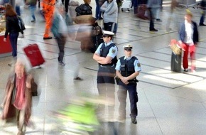 Bundespolizeiinspektion Kassel: BPOL-KS: Exhibitionist bewirft Frau mit Schild