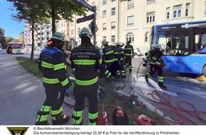 Feuerwehr München: FW-M: Pkw und Linienbus stoßen zusammen (Bogenhausen)