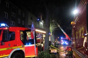 Feuerwehr Mülheim an der Ruhr: FW-MH: Dachstuhlbrand. 35 Personen betroffen. Vollalarm für die Feuerwehr Mülheim.