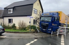 Freiwillige Feuerwehr Bad Salzuflen: FF Bad Salzuflen: Lkw landet nach schwerem Unfall in Vorgarten / Feuerwehr Bad Salzuflen ist mit 20 Kräften in Lockhausen im Einsatz