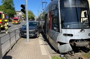 Polizei Mettmann: POL-ME: Verkehrsunfall mit Stra&szlig;enbahn: zwei Leichtverletzte und hoher Sachschaden - 2604112