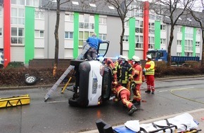 Polizei Mettmann: POL-ME: Schwerer Verkehrsunfall auf der Heiligenhauser Straße - Velbert - 2103070
