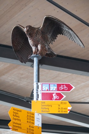 Skulpturen überfallen Bahnhof Arth-Goldau