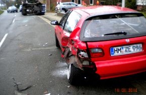 Polizeiinspektion Hameln-Pyrmont/Holzminden: POL-HM: Geländewagen prallt auf geparkten Pkw und kippt um - Fahrer leicht verletzt