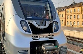 Bundespolizeiinspektion Magdeburg: BPOLI MD: Gesplitterte Frontscheibe und verletzter Zugführer - Regionalbahn kollidiert mit unbekannten Gegenstand - Zeugenaufruf
