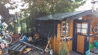 Feuerwehr Bocholt: FW Bocholt: Gartenlaubenbrand drohte aufs Haus überzugreifen