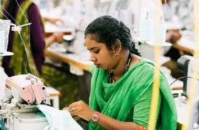 Fairtrade Deutschland e.V.: Menschenrechte gibt's nicht im Sale / Black Friday: Fairtrade & Fashion Revolution fordern faire Löhne statt Rabatte