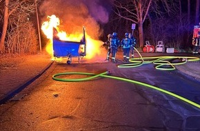 Freiwillige Feuerwehr Celle: FW Celle: Wohnwagen in Vollbrand