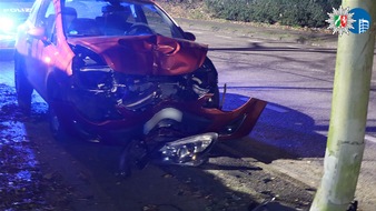 Polizeipr&auml;sidium Oberhausen: POL-OB: Totalschaden nach Kollision mit Laterne