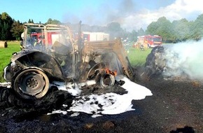 Polizeipräsidium Neubrandenburg: POL-NB: Brand eines Traktors auf einer Wiese bei Gladrow (LK V-G)
