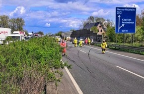 Feuerwehr Grevenbroich: FW Grevenbroich: Drei Verletzte bei zwei Auffahrunfällen auf der A46 bei Grevenbroich / Sprinter klemmt unter LKW-Auflieger - PKW-Crash auf der Gegenspur