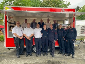 FW-Velbert: -Korrektur- Neuer Versorgungsanhänger für die Feuerwehr Velbert übergeben