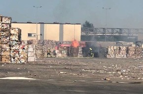 Polizeiinspektion Wilhelmshaven/Friesland: POL-WHV: Brand auf einem Firmengelände in Varel - Löscharbeiten dauern noch an - kein Personen- und kein Gebäudeschaden