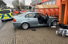 Feuerwehr Ratingen: FW Ratingen: Verkehrsunfall - PKW fährt in Geschäftshaus
