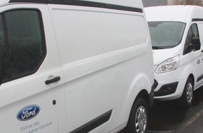 Ford-Werke GmbH: Zum 66. Mal beim Härtetest mit "Kamelle" und "Strüßjer": Ford unterstützt den Kölner Rosenmontagszug 2017 mit Transit Bagagewagen-Flotte und über 70 Freiwilligen (FOTO)