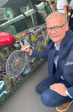 &raquo;KloppoCar&laquo; holt RID-Weltrekord: Charity-Initiatoren auf der &raquo;SPOBIS&laquo; in Hamburg ausgezeichnet f&uuml;r die &raquo;meisten Promi-Unterschriften auf einem Auto&laquo; (553 Unterschriften)