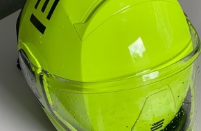 Kreispolizeibehörde Märkischer Kreis: POL-MK: Mann wirft Helm von Motorradpolizist auf den Asphalt