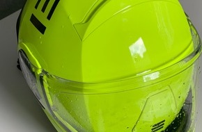 Kreispolizeibehörde Märkischer Kreis: POL-MK: Mann wirft Helm von Motorradpolizist auf den Asphalt