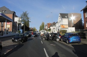 Polizei Aachen: POL-AC: Vollsperrung: Zusammenstoß zwischen mehreren Autos auf der Trierer Straße