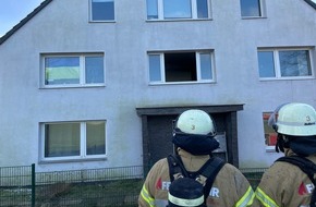 Freiwillige Feuerwehr Bad Salzuflen: FF Bad Salzuflen: 14 Menschen bei Wohnungsbrand in Breden betroffen / Feuerwehr Bad Salzuflen ist mit 50 Einsatzkräften in der Heldmannstraße im Einsatz
