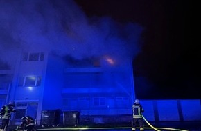Feuerwehr und Rettungsdienst Bonn: FW-BN: Ausgedehnter Wohnungsbrand in Bonner Weststadt, eine verletzte Person, aufwendige Löscharbeiten.
