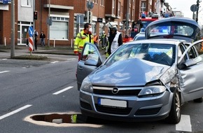 Feuerwehr Dortmund: FW-DO: Dortmund-Nord Verletzte Person nach Verkehrsunfall zwischen Straßenbahn und PKW