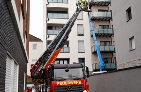Feuerwehr Bocholt: FW Bocholt: Feuerwehr Bocholt rettet zwei Personen aus defektem Hubsteiger