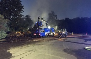 Feuerwehr Recklinghausen: FW-RE: Brennender Holzstapel beschäftigt Feuerwehr stundenlang