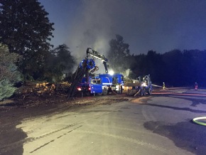 FW-RE: Brennender Holzstapel beschäftigt Feuerwehr stundenlang