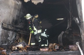 Feuerwehr Dortmund: FW-DO: Fahrzeug brannte auf dem Hof eines Recyklingbetriebes