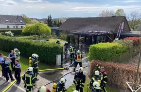 Freiwillige Feuerwehr Kranenburg: FW Kranenburg: Heckenbrand mit hohem Sachschaden