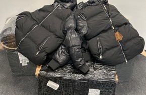 Hauptzollamt Singen: HZA-SI: ZOLL stellt gef&auml;lschte Luxuskleidung in Postsendungen aus Rum&auml;nien sicher