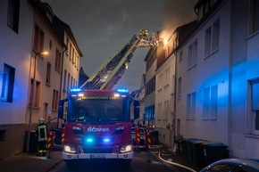 FW LK Neunkirchen: Rauchsäule weist Feuerwehr den Weg - Mehrparteienhaus nach Brand unbewohnbar