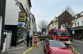 Feuerwehr Velbert: FW-Velbert: Palettenbrand greift auf Lagerhalle über