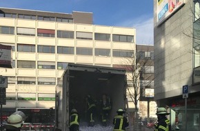 Feuerwehr und Rettungsdienst Bonn: FW-BN: Ladung eines LKW gerät in Brand