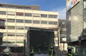 Feuerwehr und Rettungsdienst Bonn: FW-BN: Ladung eines LKW gerät in Brand