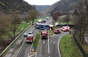 Polizeidirektion Koblenz: POL-PDKO: Verkehrsunfall zwischen Autotransporter und Unimog