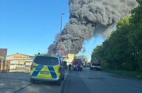 Feuerwehr Grevenbroich: FW Grevenbroich: Erstmeldung Feuerwehr Grevenbroich Brennt Schrottplatz im Industriegebiet-Ost