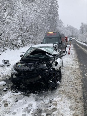 POL-OF: Weitere witterungsbedingte Unfälle und unzählige festgefahrene Fahrzeuge