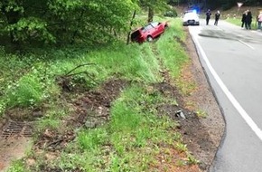 Polizeipräsidium Westpfalz: POL-PPWP: Verkehrsunfall mit drei verletzten Personen - Fahrer alkoholisiert und ohne Führerschein unterwegs