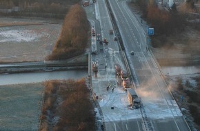Polizeiinspektion Cuxhaven: POL-CUX: 21-Jähriger verstirbt nach Frontalzusammenstoß auf der Autobahn (Luftaufnahme der Unfallstelle)