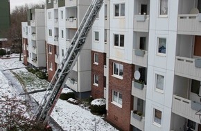 Feuerwehr Erkrath: FW-Erkrath: Aus Rettungsdiensteinsatz wird Brandeinsatz - Schneehaufen erschwert Feuerwehranfahrt