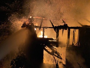 FW-Velbert: Brandtoter bei Feuer in Waldhaus