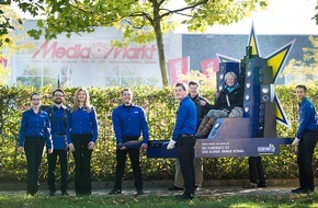 EURONICS Deutschland eG: Technik-Sänfte statt verschlossener Türen / Guerilla-Aktion: EURONICS trägt enttäuschte Media Markt Kunden auf Händen (BILD)