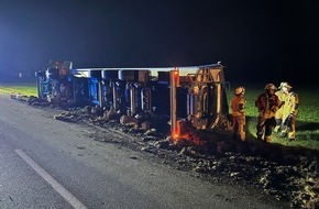 Kreisfeuerwehr Oldenburg: FW-OLL: LKW kippt in Graben - Fahrer leicht verletzt