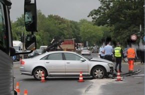 Polizei Aachen: POL-AC: Kleintransporter missachtet Rotlicht - Zusammenstoß auf der Kreuzung mit einem anderen Pkw - verletzte Autofahrerin muss ins Krankenhaus