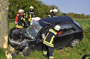Freiwillige Feuerwehr Bedburg-Hau: FW-KLE: Verkehrsunfall/ 29jährige Bedburg-Hauerin wird in ihrem Fahrzeug einklemmt.