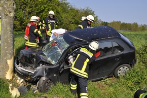 FW-KLE: Verkehrsunfall/ 29jährige Bedburg-Hauerin wird in ihrem Fahrzeug einklemmt.